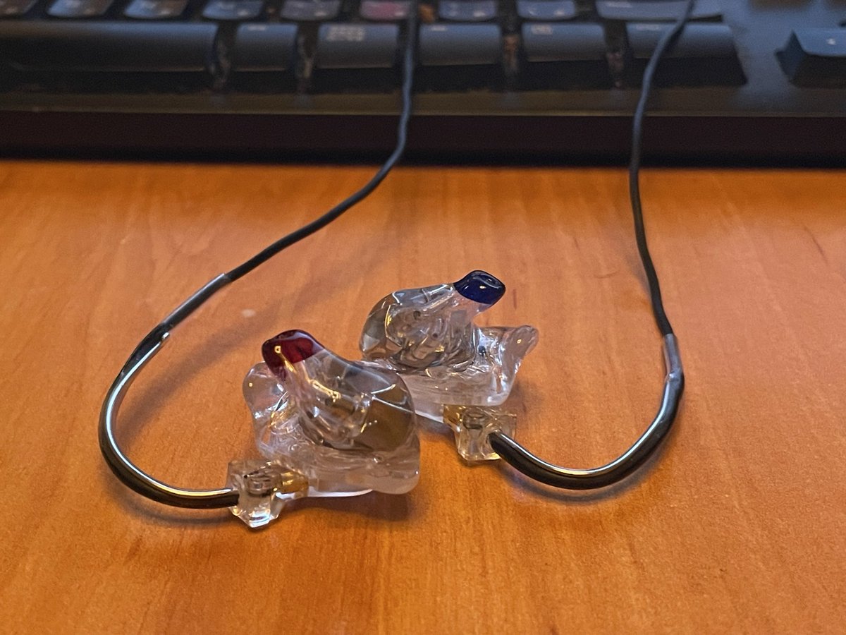 cygen_real's tweet photo. イヤモニ完成した〜！
耳の穴が小さくてカナル型のイヤホン使えなかったから耳に音が直接入ってくる感じが新鮮で堪らなく良い...！ https://t.co/wQ0ULhNitG