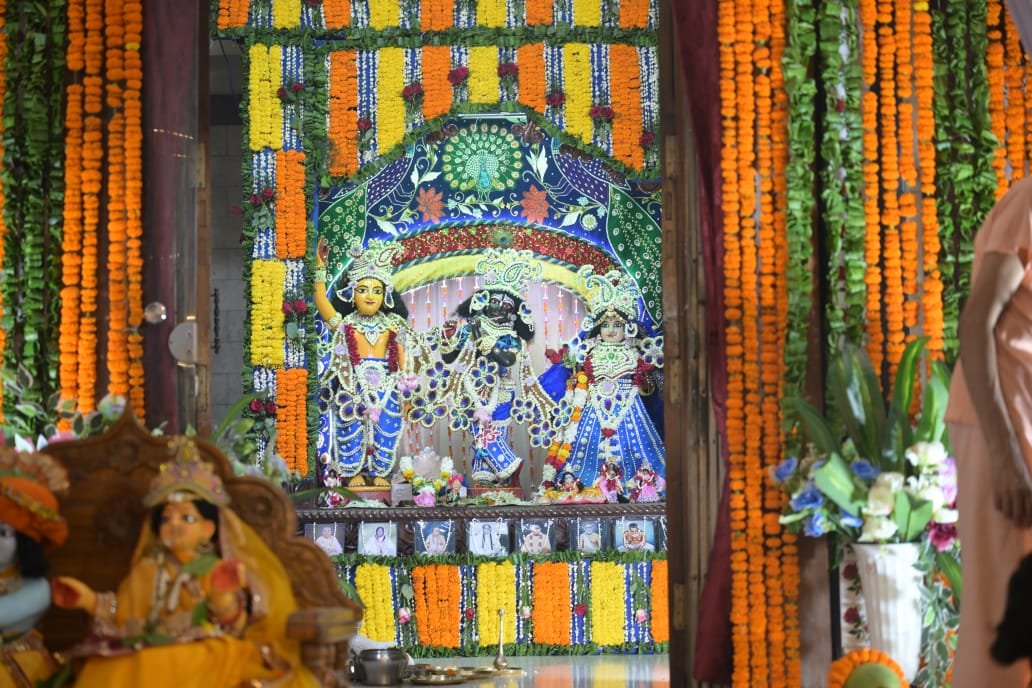NitinNabin's tweet photo. श्री कृष्ण जन्माष्टमी के पावन अवसर पर आज पटना के मीठापुर स्थित गौड़ीय मठ मंदिर में भगवान श्रीकृष्ण के दर्शन एवं पूजन कर आशीर्वाद प्राप्त किया। https://t.co/R9RKTg4MVr