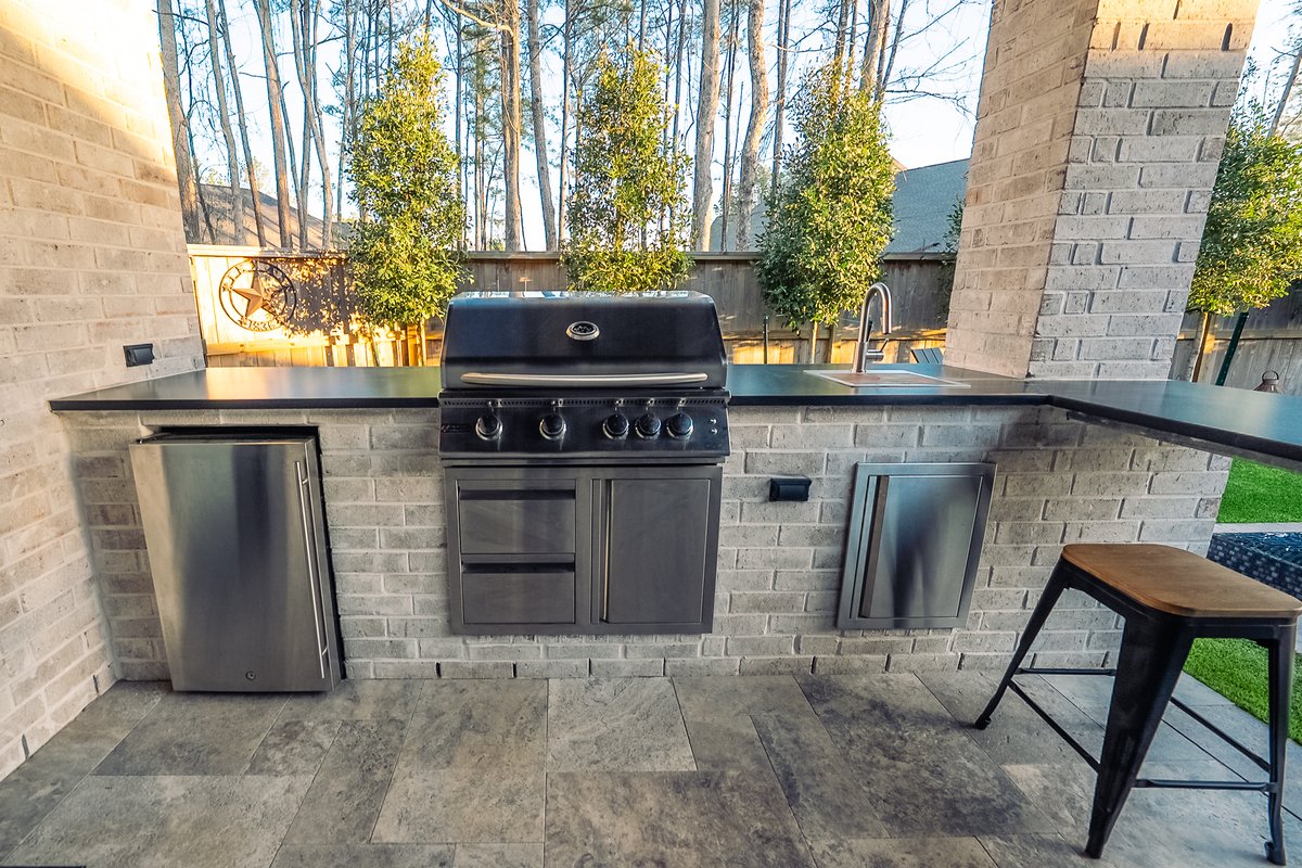 PlatinumPools's tweet photo. Prepping the outdoor kitchen for a massive weekend of football, family, and fantastic food. Let the seasonal transition begin! 🍗
#FootballSeason #OutdoorKitchen #WeekendPrep https://t.co/EQuw0K8Q7t