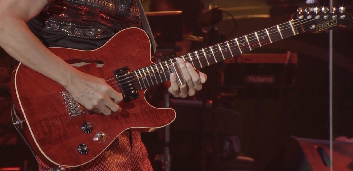 ys_kmt's tweet photo. @SASGUITARMAN @tc3812 これは気が付かなかった…！
というわけで映像見返しました。
①枚目2015
②枚目2025
トップの木目的にボディは同一個体・・？
KK-5モデファイの可能性も有りえますねー。
謎深まる…… https://t.co/sxlvMNCa3A