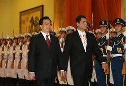 MashiRafael's tweet photo. ¡Cómo miente Noboa! Ya es algo patológico. Debería llamarse «Capitán Mentira».
Les adjunto fotos de mis visitas a China en noviembre 2007, con el presidente Hu Jintao, y en enero 2015, con el presidente Xi Jiping.
Los chinos nos apreciaban sobremanera. Por el contrario, les aseguro que desprecian profundamente al drogo pelafustán.🤷🏻‍♂️
En fin.
#NosGobiernanDelincuentes