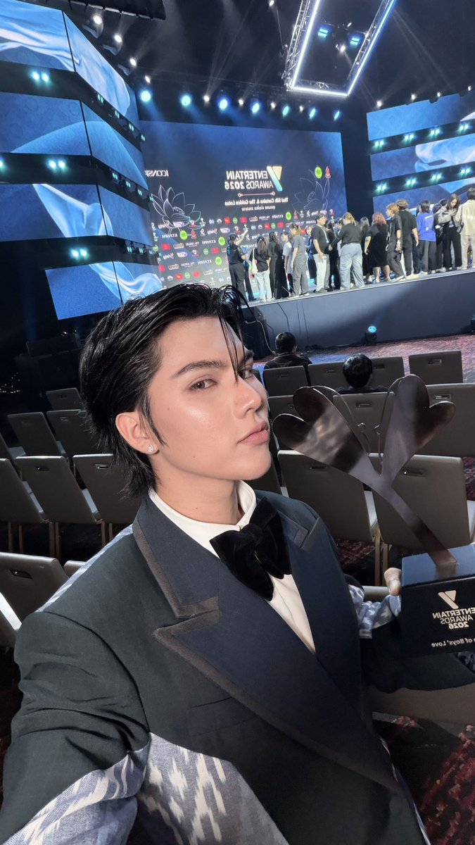 fort_fts's tweet photo. ขอบคุณทุกคนนะค้าบ เป็นของขวัญขึ้นบ้านใหม่ผมได้เลย สวยมาก 🥺🤍
#รางวัลนี้เพื่อพี่ฟอร์ดนะ https://t.co/LEt3jP3uY8
