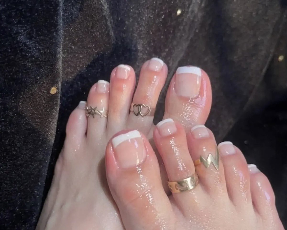 feetgoddes31's tweet photo. Oily feet for breakfast for my boys https://t.co/Pt64nCJUox