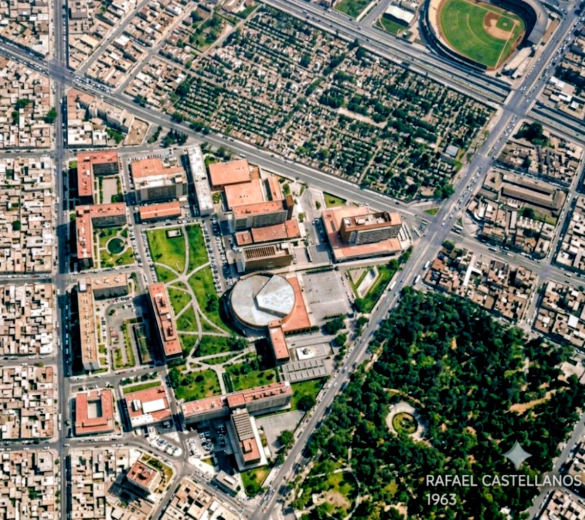 MXESTADIOS's tweet photo. Centro Médico Nacional, y atrás el Parque del Seguro Social.
1963.
Así de cerca estaba el parque de beisbol, en la esquina de Viaducto y Cuauhtémoc. https://t.co/CxRJS8pZwA