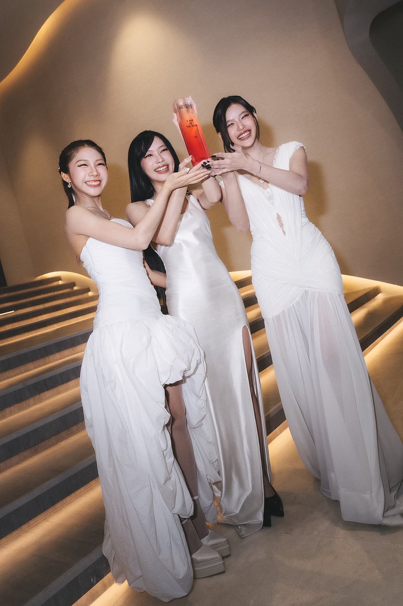 PIXXIEofficial_'s tweet photo. ขอบคุณ “Praew Awards 2026” ที่มอบรางวัลสาขา “ศิลปินกลุ่ม T-Pop ยอดนิยม / T-Pop of the Year” ให้กับพวกเราในครั้งนี้มาก ๆ เลยนะคะ ที่สำคัญขอบคุณ PiXXeL และทุกคนที่เป็นส่วนหนึ่งในความสำเร็จเหล่านี้ของพวกเราสามคนด้วยนะคะ💜✨

PiXXiE PRAEW AWARDS PARAGON

#PiXXiE
#PraewAwards2026xPiXXiE
#SiamParagonxPraewxPiXXiE
#PraewAwards2026 #SiamParagon