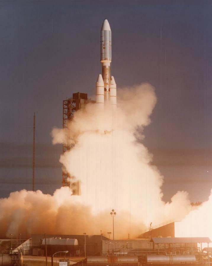 sorae_jp's tweet photo. 惑星探査機「ボイジャー1号」打ち上げから49年（1977年9月5日）【今日の宇宙画像】
https://t.co/zO1wasyzFd

NASAの惑星探査機「ボイジャー1号」は、日本時間1977年9月5日21時56分01秒、
ケープカナベラル空軍基地（現在のケープカナベラル宇宙軍基地）から「タイタンIIIEセントール」ロケットで打ち上げられました
2026年9月5日は、ボイジャー1号が地球を旅立ってから49周年にあたります