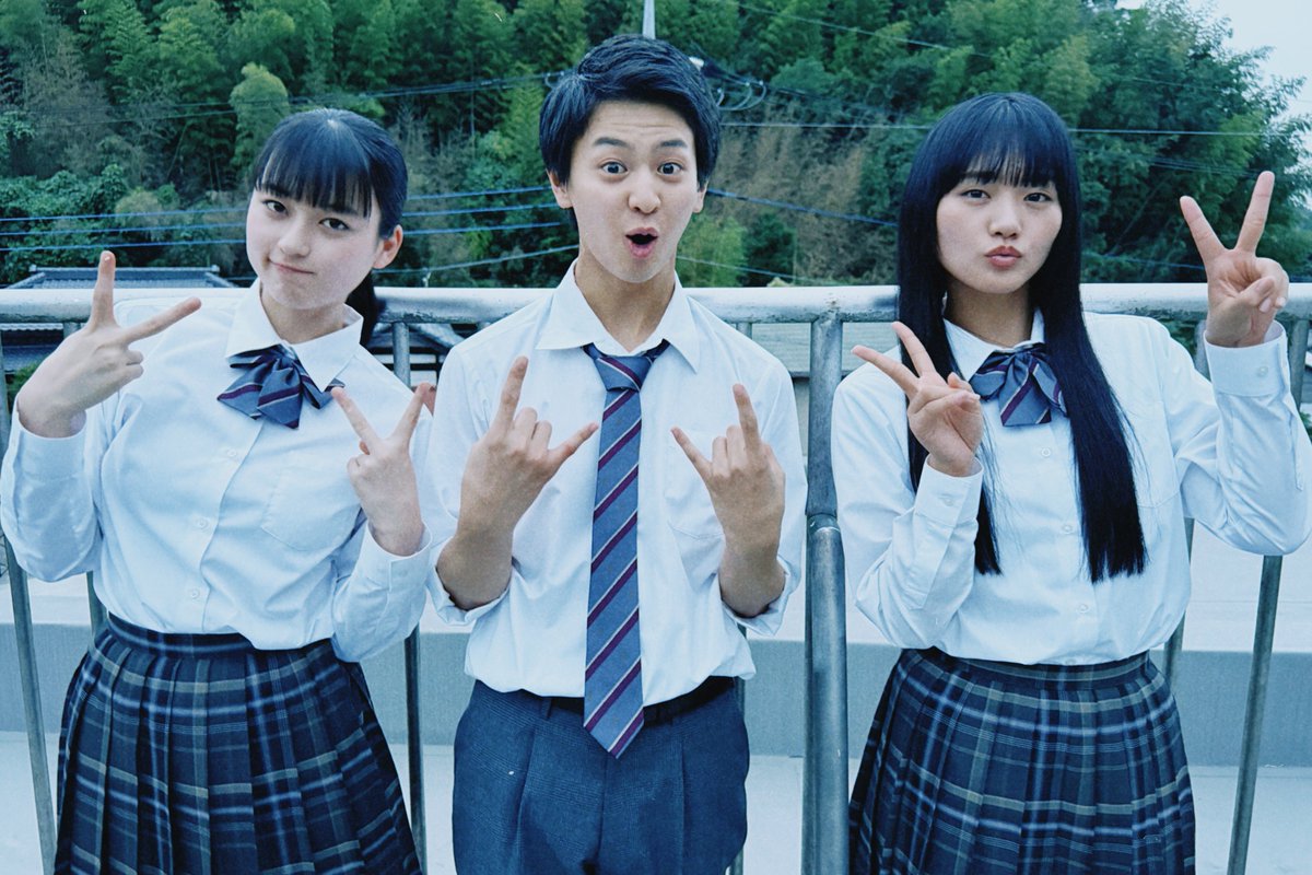 dramadaisakusen's tweet photo. 【#デス青春ゲーム】

#山﨑天(#櫻坂46) 初主演ドラマ✨️
第１話配信中！

あかねとチアキとソウスケ
劇中には存在しない３ショット✌️🤘✌

#藤本洸大
#菊池日菜子

▼第１話配信中▼
https://t.co/gEZHtkV9DO https://t.co/HZhPp6MSpV