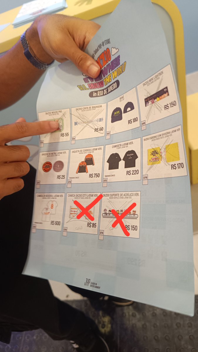 thai_evelyn's tweet photo. Atualização da pop up até às 10/11 da manhã l, itens riscados de lápis estão com precisão de chegada pro dia 8 pois estão presos na alfândega, você pode reservar pessoalmente, itens de X em vermelho estão esgotados, você também pode reservar mas não é garantido e só viria em out https://t.co/uLmJIzYTfH
