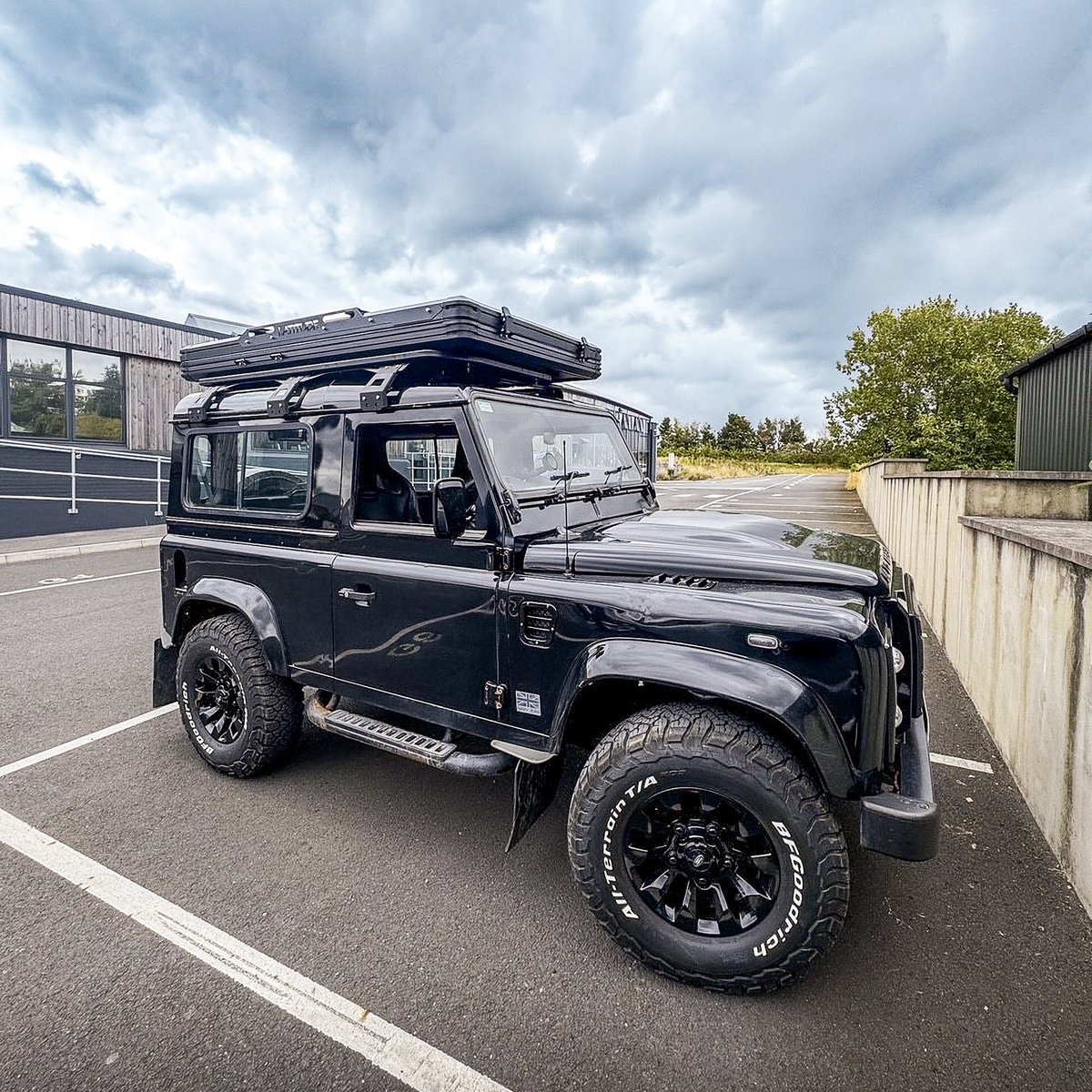 FALKNuk's tweet photo. DEFENDER
Upgrade your Land Rover Defender with a FALKN roof rack, engineered in Britain for all your adventures. 🇬🇧
Autumn road trips are calling! 🍂
#FALKN #RoofRack #Adventure #LandRover #Defender https://t.co/Ks5kCzx2NS