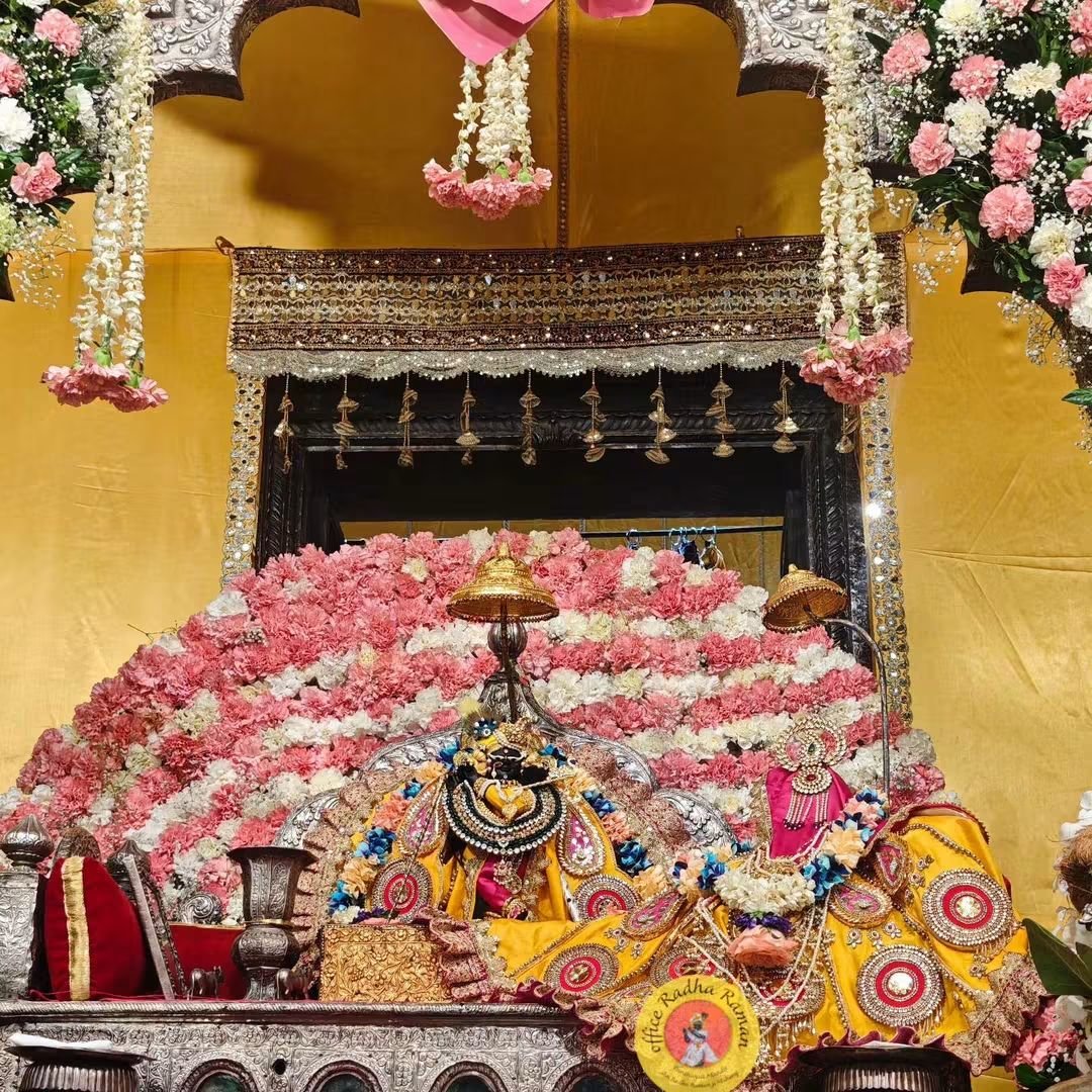 reshu1418's tweet photo. राधा रमण लाल जू के आज के संध्या श्रृंगार दर्शन 🙏🏻 https://t.co/oCCBLCQ62n