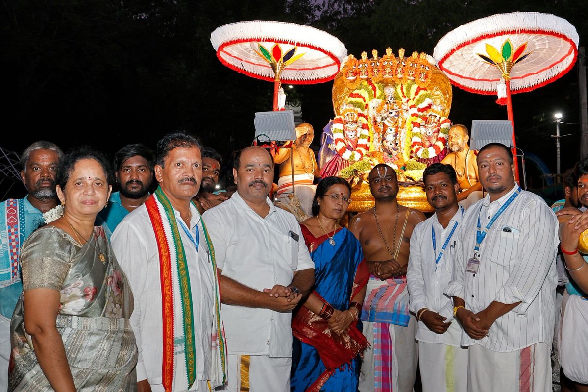 TTDevasthanams's tweet photo. తిరుప‌తి శ్రీ కపిలేశ్వరస్వామివారి ఆలయంలో శ్రీ వేణుగోపాలస్వామివారి గోకులాష్టమి సందర్భంగా  పెద్దశేష వాహ‌నంపై వీధుల్లో విహ‌రించి భక్తులకు దర్శనమిచ్చారు. https://t.co/YGFiHy6XYL