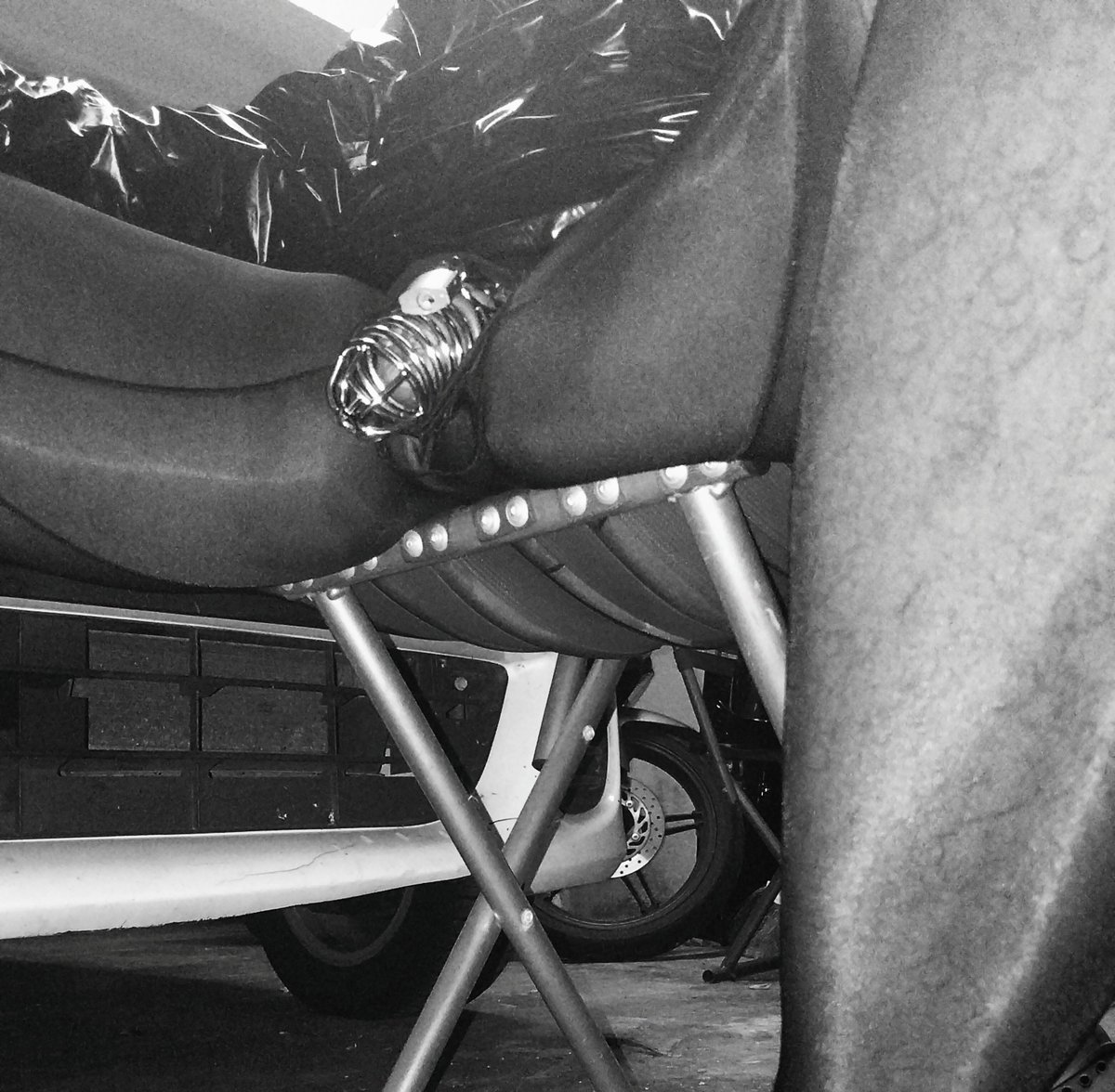 margaynal's tweet photo. Keluar dari rumah sikit. #bottom #chastity #cockcage https://t.co/M65rg9ukRU