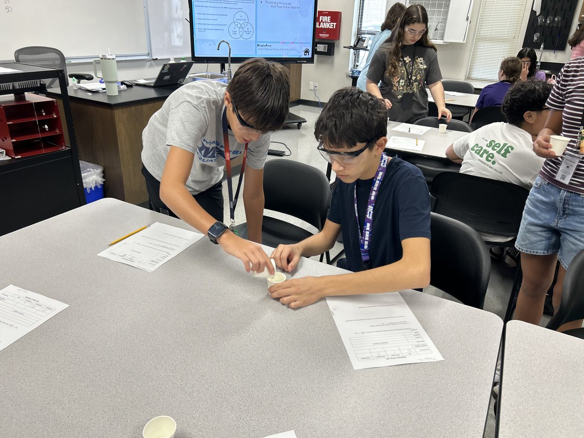 JerryKnightSTEM's tweet photo. It started with one person… 📷
Our biology learners are getting hands-on with viral transmission, tracking how quickly an “infection” can spread through a population.
Spoiler alert:  Viruses spread FAST!
#JKSA #biology #MISDSTEM #realworld https://t.co/6rNdWY30sp
