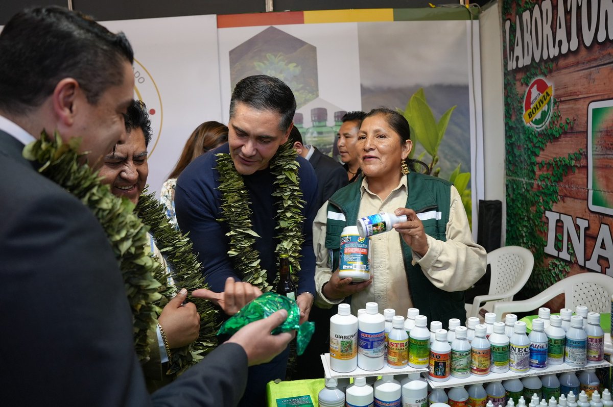 MPSMAyABolivia's tweet photo. #MPSMAyA | ¡La Paz Expone 2026 ya arrancó!
El ministro Óscar Mario Justiniano acompañó al presidente Rodrigo Paz en la inauguración y recorrió los más de 12 stands de las entidades bajo tuición del Ministerio, destacando el trabajo y la producción con sello boliviano. https://t.co/yFGYHQqJSE