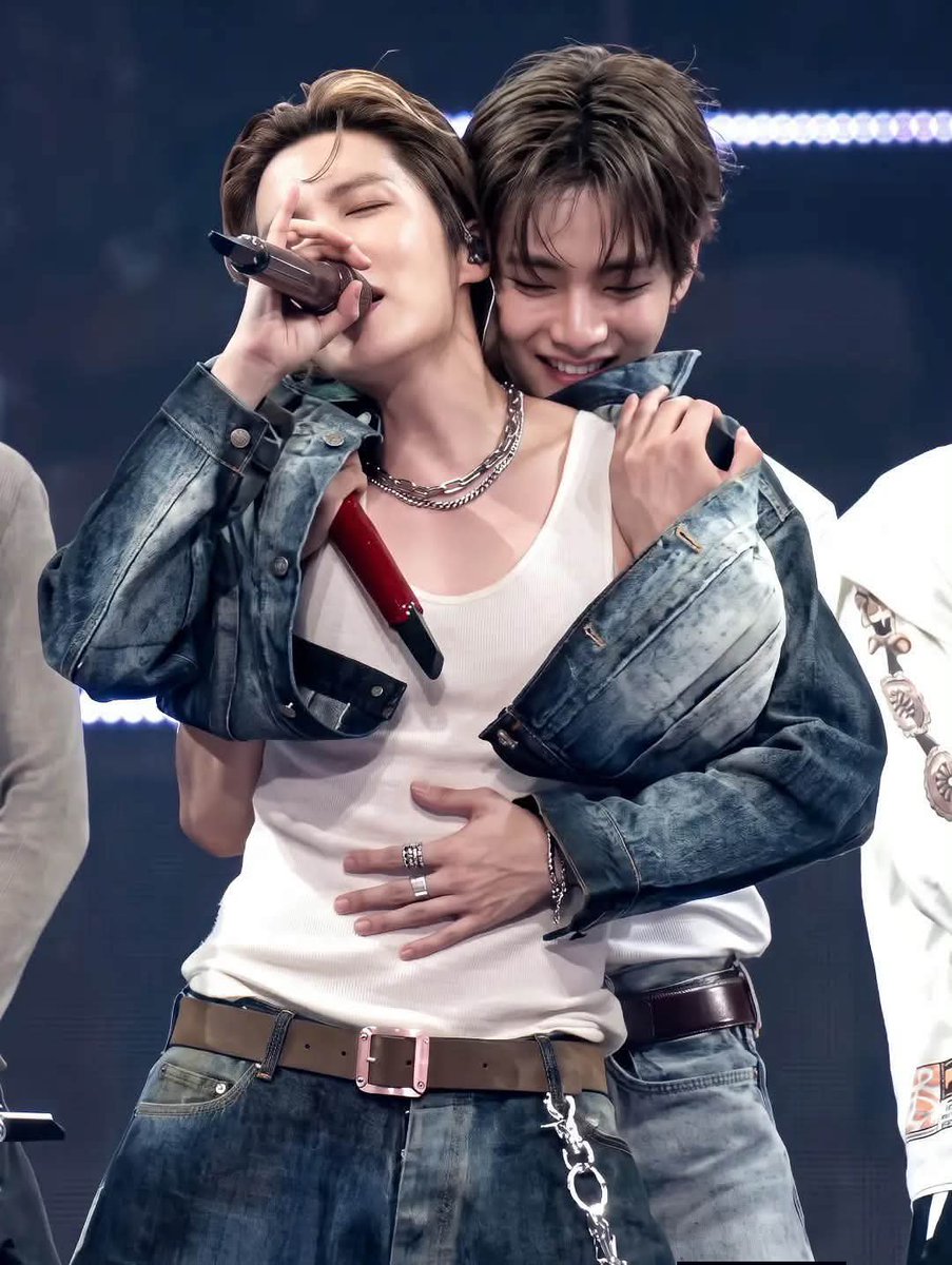 vantekimtaehyun's tweet photo. 😭😭😭😭😭❤️❤️❤️ DIOS, ME HAS MIRADO A LOS OJOS 
#VHOPE #HOPEV https://t.co/AevLYbTiBm