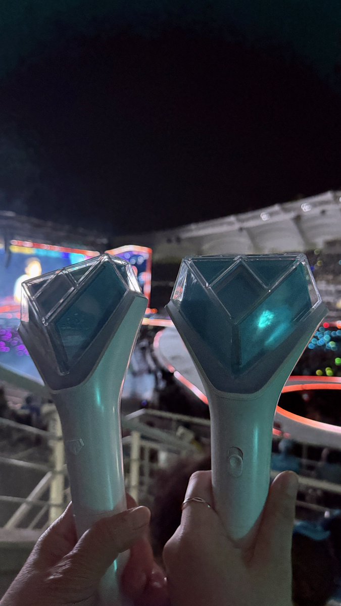 zing_zing_e's tweet photo. 올해도 다녀왔다. 임영웅 콘서트! 
엄마는 행복하게 최애보고 나는 신난 엄마 관찰하는 하루~~~히히👀 https://t.co/QM1rFceaak