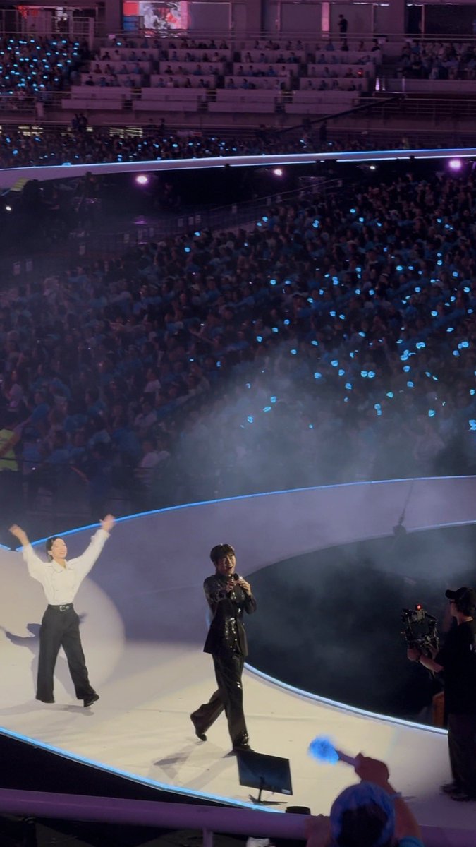 zing_zing_e's tweet photo. 올해도 다녀왔다. 임영웅 콘서트! 
엄마는 행복하게 최애보고 나는 신난 엄마 관찰하는 하루~~~히히👀 https://t.co/QM1rFceaak
