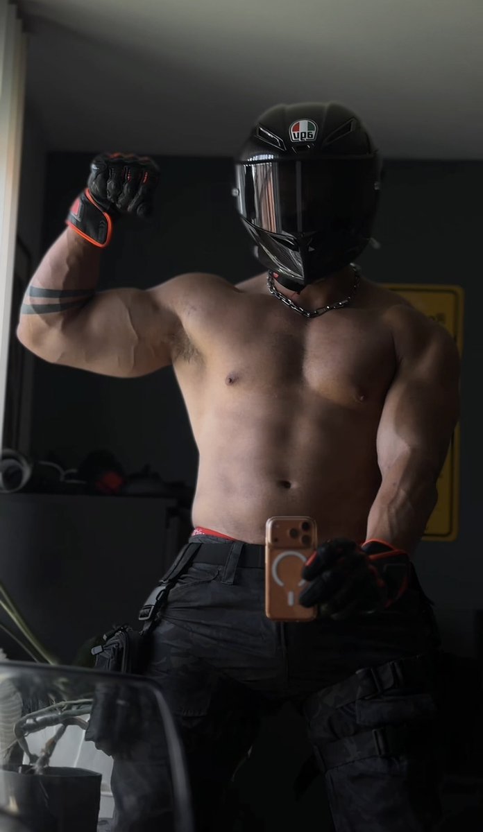 PUPDERIX's tweet photo. Bicep check https://t.co/s1Nb290eCG