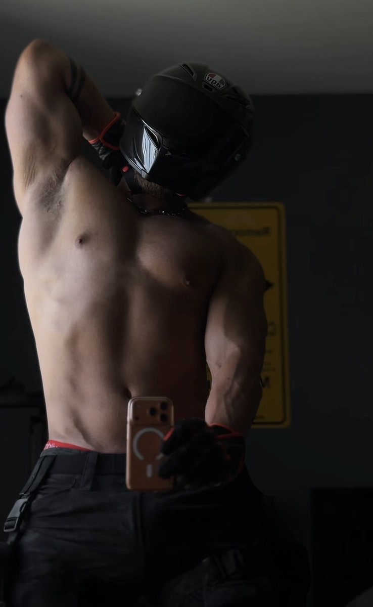 PUPDERIX's tweet photo. Bicep check https://t.co/s1Nb290eCG
