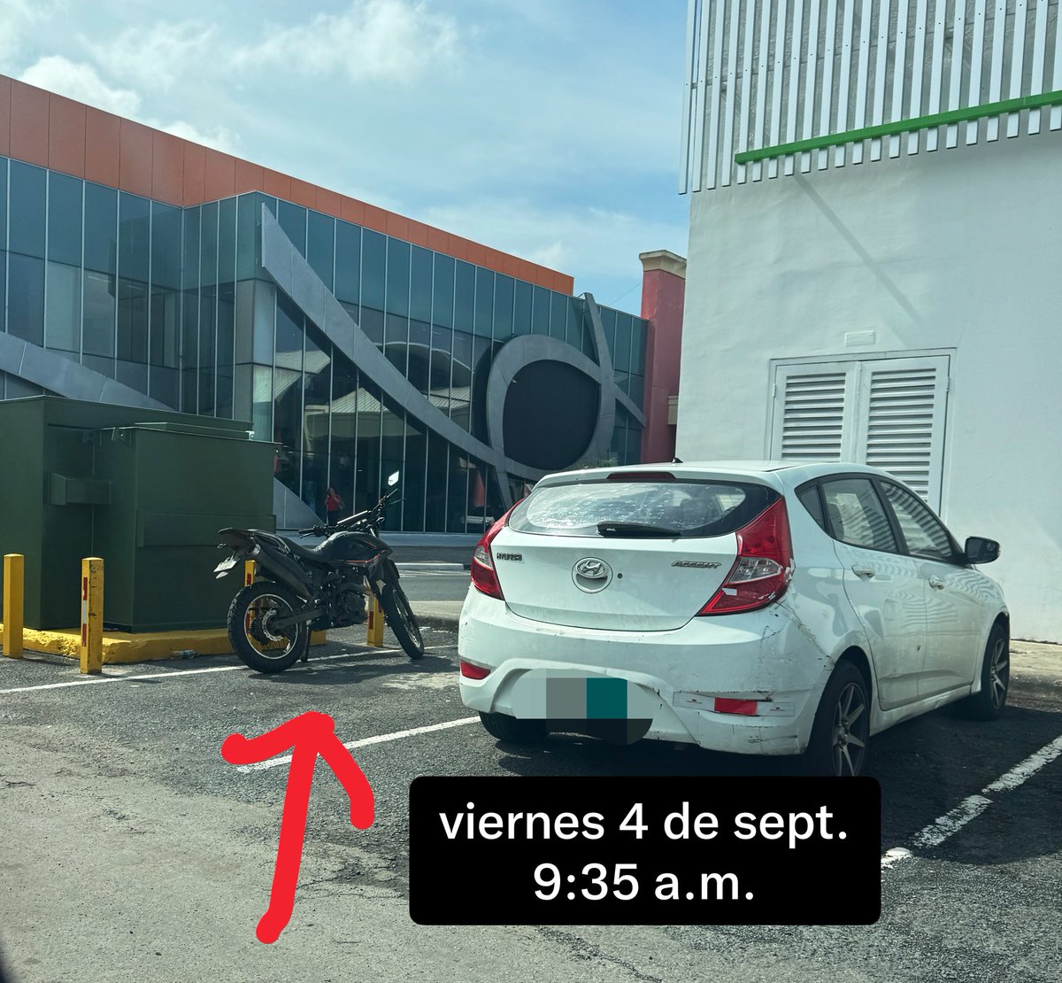 juancriveraa's tweet photo. @albrookmall Es de estacionamientos NO HAY, seguridad que le indique que debe ir donde van las motos NO HAY; luego un cliente necesita parkear y ? 🤷🏻‍♂️ No hay ni respeto, ni conciencia, ni orden. https://t.co/mzNDEgzXcd