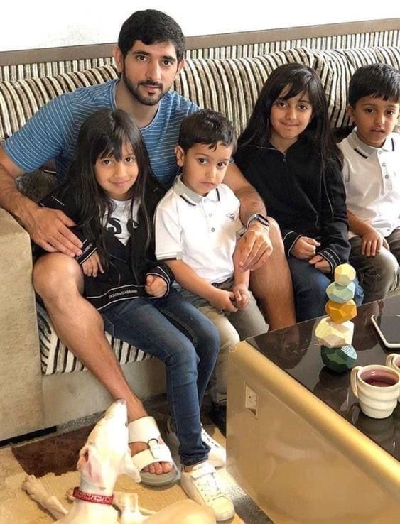 fazza2se3's tweet photo. Happy family 💝💐🌹 https://t.co/wytve74caq