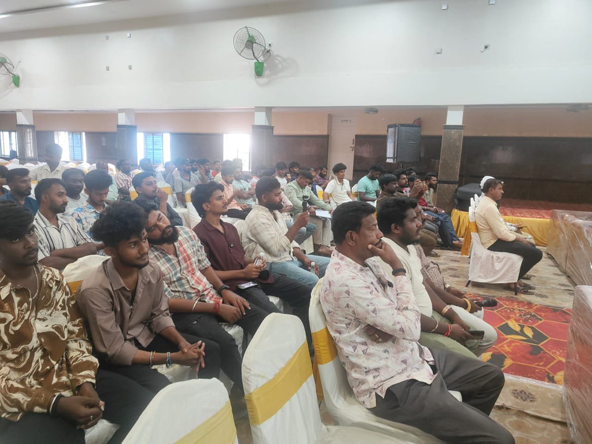 BannerghattaPS's tweet photo. ಬನ್ನೇರುಘಟ್ಟ ಪೊಲೀಸ್ ಠಾಣಾ, ಸರಹದ್ದಿನಲ್ಲಿ ಹಮ್ಮಿಕೊಳ್ಳಲಾಗುವ ಮುಂಬರುವ ಗೌರಿ ಗಣೇಶ ಹಬ್ಬದ ಪ್ರಯುಕ್ತವಾಗಿ ಠಾಣಾ ಸರಹದ್ದಿನ ಮುಖಂಡರುಗಳನ್ನು ಕರೆಯಿಸಿ ಶಾಂತಿ ಸಭೆಯನ್ನು ಹಮ್ಮಿಕೊಳ್ಳಲಾಯಿತು. ಯಾವುದೇ ರೀತಿಯ ಅಹಿತಕರ ಘಟನೆಗಳು ಸಂಭವಿಸದಂತೆ ಜಾಗೃತಿ ವಹಿಸಲು ಸೂಚಿಸಲಾಯಿತು. https://t.co/lM6UNOGrXB