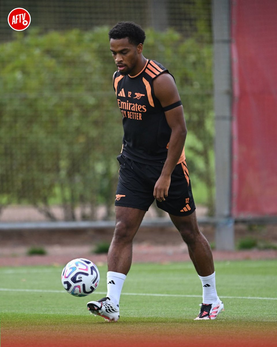 AFTVMedia's tweet photo. Jurrien Timber is 𝐁𝐀𝐂𝐊 in Arsenal training! 💪🔴

Having a fully fit Timber available again will be a 𝐇𝐔𝐆𝐄 boost for us! 🙌 https://t.co/1UMHSeH9Hi
