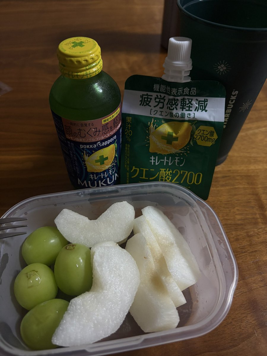 40shx_'s tweet photo. 現場前恒例の（出演者でもないくせに）むくみ対策 https://t.co/jviey2tC23