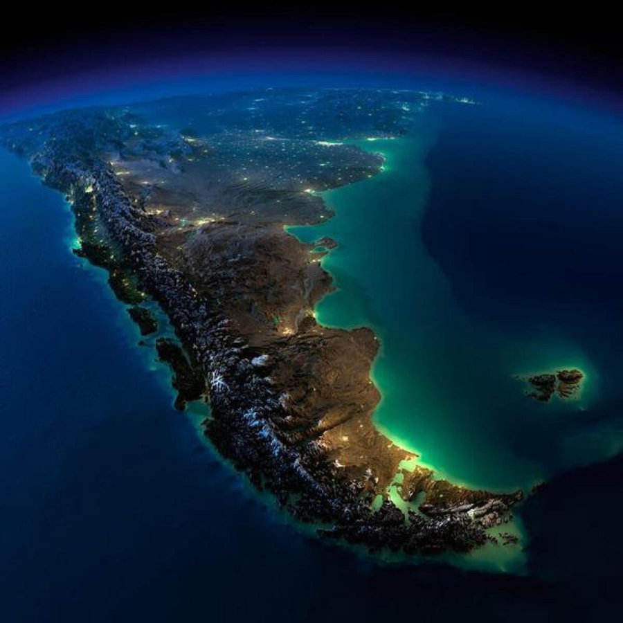 Julio_Alak's tweet photo. 𝗠𝗲j𝗼𝗿 𝗾𝘂𝗲 𝗱𝗲𝗰𝗶𝗿 𝗲𝘀 𝗵𝗮𝗰𝗲𝗿

Las medidas presentadas por el presidente Milei como parte de una nueva política ya estaban creadas, pese a que él mismo omitiese su aplicación. 

La Ley 26.659, sancionada en 2011 y modificada en 2013, prohíbe las actividades hidrocarburíferas no autorizadas en la plataforma continental argentina estableciendo fuertes sanciones a su incumplimiento.

La construcción de la Base Naval de Ushuaia se inició en 2023 y el actual gobierno la interrumpió. Sería bienvenido que el Ejecutivo honrase la vigencia de esas políticas de cara a una reafirmación de nuestra soberanía.

Malvinas es Argentina y todo lo relativo a retomar las iniciativas preexistentes es un buen paso. Por respeto a nuestros héroes, esperamos que el cumplimiento de lo anunciado se haga efectivo.