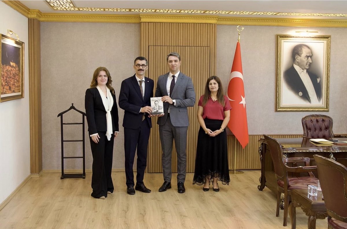 bhcshrMardin's tweet photo. Mardin Bahçeşehir Koleji olarak Kızıltepe Kaymakamımız Sayın Murat ACAR’ı ziyaret ettik. Yeni eğitim-öğretim yılına ilişkin değerlendirmelerde bulunarak, BUEK Başkanı Sayın Enver YÜCEL’in kitabını kendilerine takdim ettik. Nazik ev sahiplikleri için teşekkür ederiz https://t.co/DG4u8hGyAP