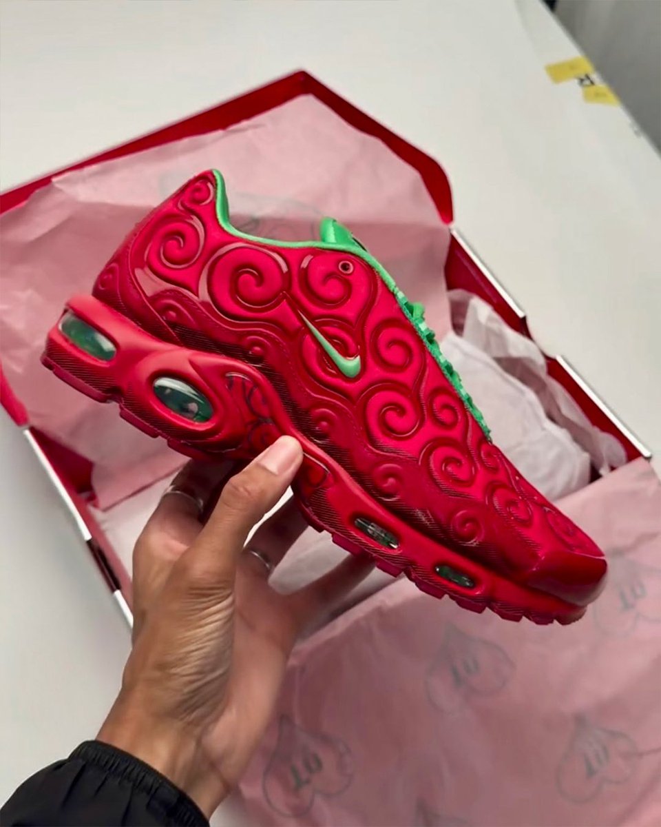 gurucollects's tweet photo. Nike x One Piece is looking even better in person 🔥👟

Devil Fruit-inspired Air Max Plus, custom packaging AND exclusive Luffy promo cards.

They went all-in on this collab 👀

📸: @bonito_1992, @sneakersnstuff https://t.co/cIve59AUqh