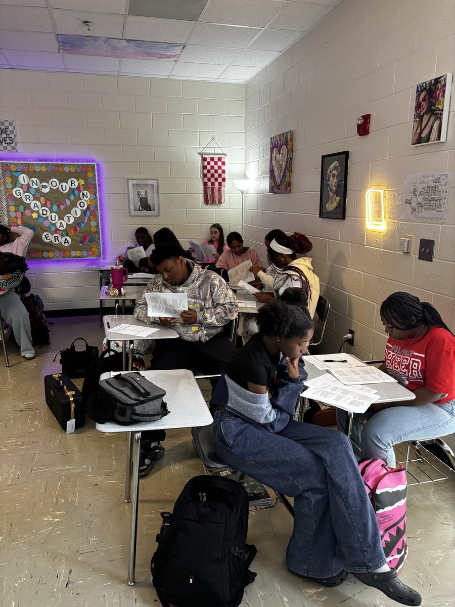 MsAErickson's tweet photo. It’s been a learning curve taking on the AP Capstone courses, but I have had so much fun finding ways to work ELA into AP Seminar. My 4th and 6th periods did an awesome job connecting themes of power to Act 1 of Macbeth 📝 #packpride #teachersofx #apcapstone https://t.co/GKFlaM7H2a