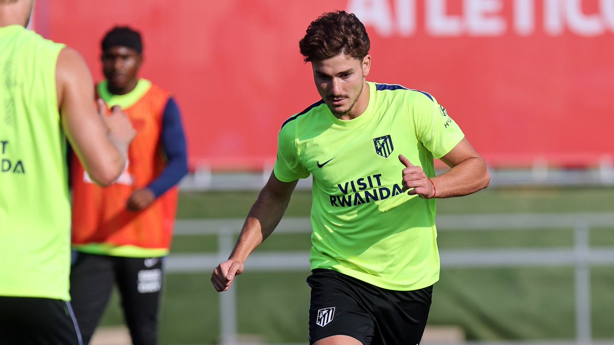SpidyAtletico's tweet photo. ‼️🇦🇷 A mí me parece perfecto que ahora Julián ya no tenga cara de acelga, que entrene con más intensidad, que sonría y que dé el 100%. Es exactamente lo que tiene que hacer. Es su responsabilidad y también su obligación como profesional al que el Atlético de Madrid está pagando. Faltaría más.

Ahora bien, cada uno es libre de pensar lo que quiera, pero a mí eso de que hace una semana pareciese que estaba con una depresión y ahora, de repente, ya sonría, esté feliz y dé el 100%… a mí no me engaña.

🚫 No me olvido de los tres meses que nos ha hecho pasar. Tres meses insufribles por su actitud, por sus formas y por cómo ha decidido afrontar toda esta situación. Y ahora no puede bastar con sonreír, entrenar fuerte cuatro días y hacer como si aquí no hubiese pasado absolutamente nada.

Si fuese por mí, tendría que pasar por un periodo de redención. Tres meses al banquillo, los mismos meses en los que ha estado coqueteando con el Barça durante este verano. 

⚠️ Porque durante estos meses le ha faltado el respeto a compañeros, entrenador, club y también a una afición que ha tenido que aguantar todo este circo.

De hecho, me enfadaría muchísimo que mañana Simeone pusiese a Julián por delante de compañeros que sí se han ganado jugar, que han trabajado al 100% y que han tenido la cabeza aquí durante todo este tiempo. Sería tremendamente injusto.

Y como dicen “los sabidos del fútbol”, que luchamos para ser terceros: pues para ser terceros no necesitamos a Julián. Julián vino aquí para ayudarnos a ganar títulos y dar ese salto que supuestamente nos faltaba. De momento no ha sido así.

Veremos cómo gestiona Simeone este tema, porque personalmente me preocupa. Espero y deseo que le haga pasar primero unas semanas acordes a cómo ha actuado durante estos últimos meses. Que entienda que determinadas actitudes tienen consecuencias.

Porque a mí, desde luego, dos sonrisas y cuatro entrenamientos con intensidad no me hacen olvidar tres meses. No me engaña.
