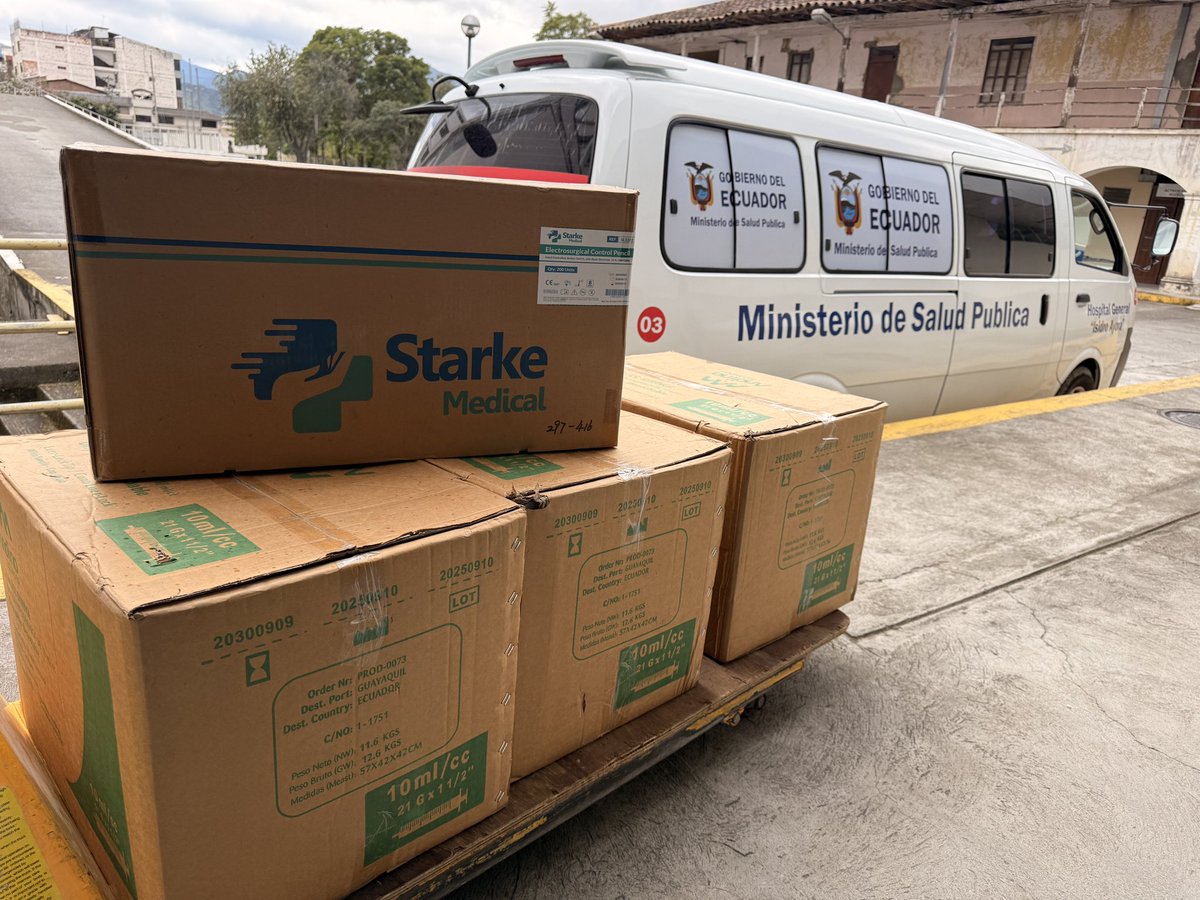 HIAyoraLoja's tweet photo. #Loja | Una buseta de transporte que permaneció inactiva durante varios años fue recuperada mediante trabajos de mantenimiento y cambio de repuestos. Hoy está operativa y destinada al traslado de insumos y medicamentos, fortaleciendo el apoyo logístico del hospital. https://t.co/Fimt6VbcAV