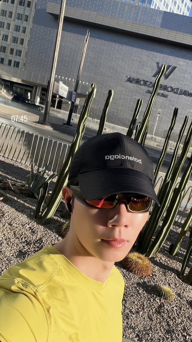 nyzeem_'s tweet photo. ขยันมากกกก 07.45 น. ตื่นมาวิ่ง ยอมแล้ววววว แต่ลุควิ่งที่ Las Vegas หล่อจังเลยค่ะ หมวกรับแว่น แว่นรับหน้า หน้ารับความหล่อมาก 😎🥰

@zee_pruk #ZeePruk https://t.co/NgbRptgPUX