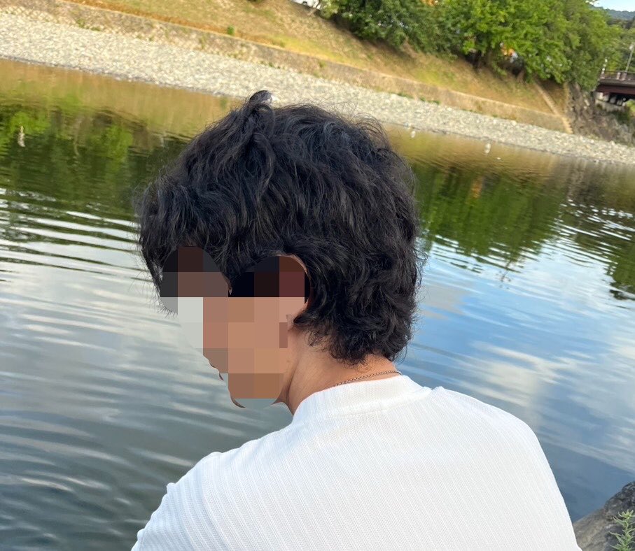 WRX_macha's tweet photo. 最近縮毛矯正やめて地毛でおるんやけど
昔あんなに制御するのに手こずってた頑固な癖毛が今は簡単にまとまるのが不思議で仕方ない

老化で髪のコシがなくなってきたのか？ハゲるか？ https://t.co/XDjFBl9DEJ