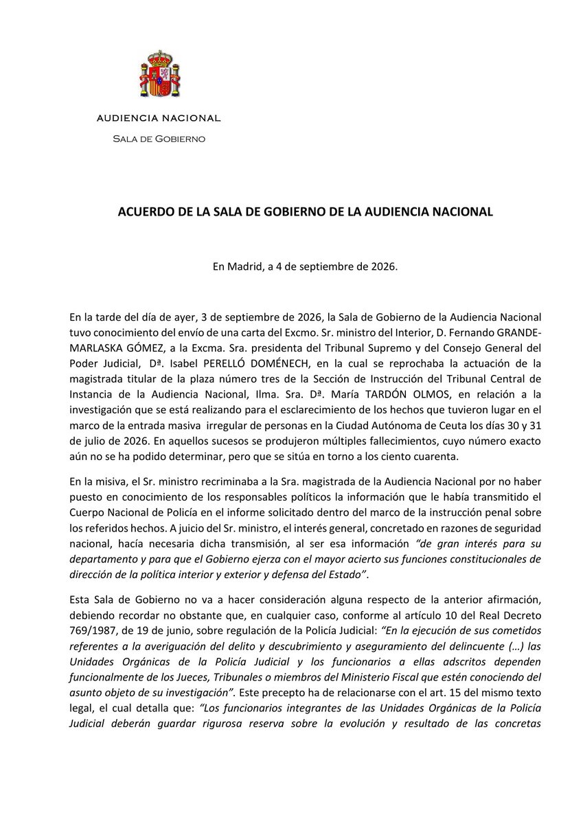 MPSnoserinde's tweet photo. 🚨 MARLASKA QUISO EL SUMARIO EN SU DESPACHO Y LA AUDIENCIA LE CIERRA LA PUERTA 🇪🇸

Marlaska escribió al Poder Judicial para que le pasaran el informe de Ceuta a su despacho. Quería leerlo él, no el juez. 
Hoy la Sala de Gobierno de la Audiencia Nacional, nueve a nueve, le cierra la puerta y da «absoluto respaldo» a la jueza Tardón. 
Dice que no ha tocado la seguridad nacional y que está defendiendo el interés de España. Recuerda además que la Policía Judicial trabaja para el juzgado, no para el ministro.

Eso no es un matiz. Es un correctivo. El informe que él negó o maquilló está bajo secreto y el tribunal le dice que no lo toque. Quien pide al juez que informe a los políticos no está protegiendo la valla. Está protegiendo su cargo. Un ministro de Interior no escribe cartas al CGPJ cuando la frontera aguanta. Las escribe cuando el sumario le desmiente.

📌 Conclusión: Marlaska ha perdido el pulso. La jueza sigue, el papel no entra en Moncloa y el que queda solo es él. Quien presiona a un juez para ver el expediente antes que el tribunal no defiende España. Defiende el relato. ⚖️🇪🇸