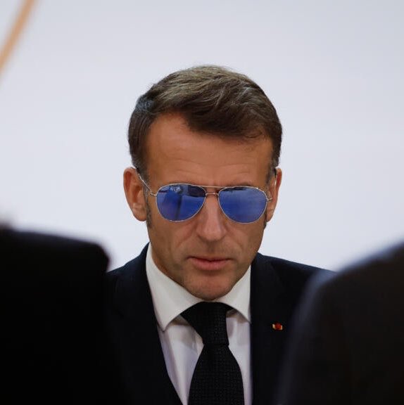 TribunePop23's tweet photo. 💸🇫🇷FLASH INFO - Le Parquet national financier annonce la saisie de 65 millions d’euros, lors d’une opération menée avec la justice belge (AFP).

L’enquête, ouverte en mars 2022 pour « blanchiment aggravé de fraude fiscale », vise notamment les entités françaises du cabinet. 

Le Sénat avait révélé que ses deux principales structures n’avaient payé aucun impôt sur les sociétés entre 2011 et 2020, malgré 329 M€ de chiffre d’affaires en France sur la seule année 2020.

Pour rappel, également dès 2017, les « MacronLeaks » avaient montré qu’une vingtaine de salariés de McKinsey avaient travaillé bénévolement à l’élaboration de la campagne du candidat Macron et de son programme.