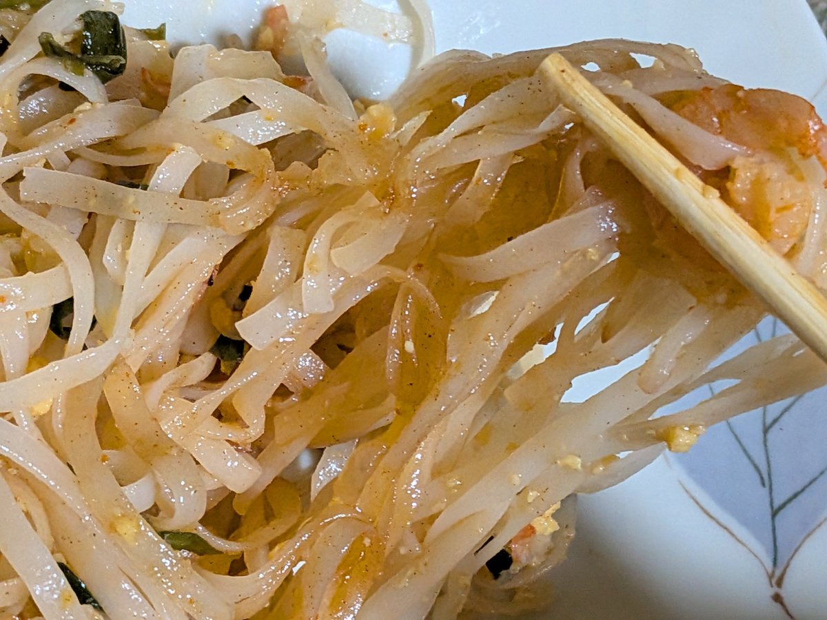 yuugen14's tweet photo. 飯テロ3317日目！！
(=^°ꈊ°^)

コールスローサラダ
アジアンヌードル　パッタイ (タイ風焼きそば)

#カンコヒさんの飯テロ
#カンコヒさんの麺テロ
#飯テロ
#パッタイ
#麺リフト https://t.co/87XbmY9coh