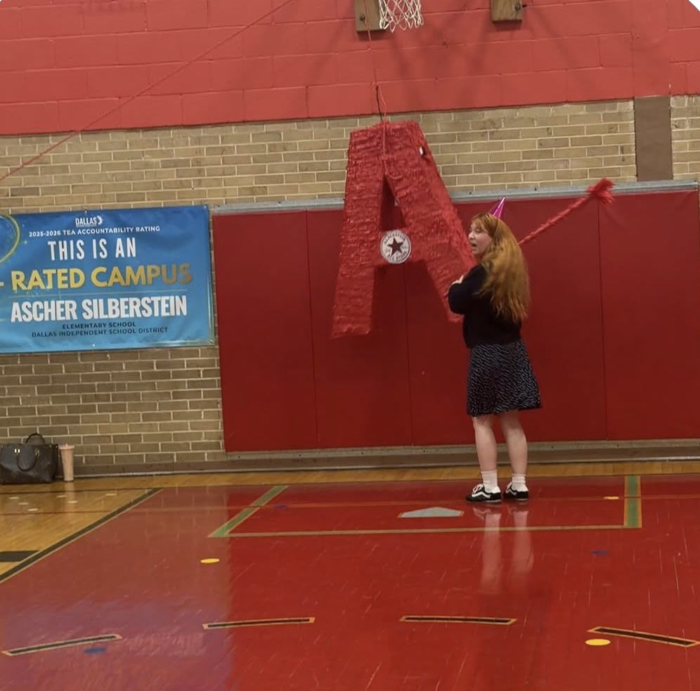 NancyGarciaAP's tweet photo. Celebrating the AMAZING teachers who helped take Silberstein to an A rating! 🎉🏆 Today, our teachers got to be kids again with piñatas, pizza, cupcakes, music &amp; candy! 🪅🍕🧁🎶🍬 Celebrating BIG because they EARNED it! 💙🔥 #silbersteines #region3 https://t.co/9SL7TQcPur