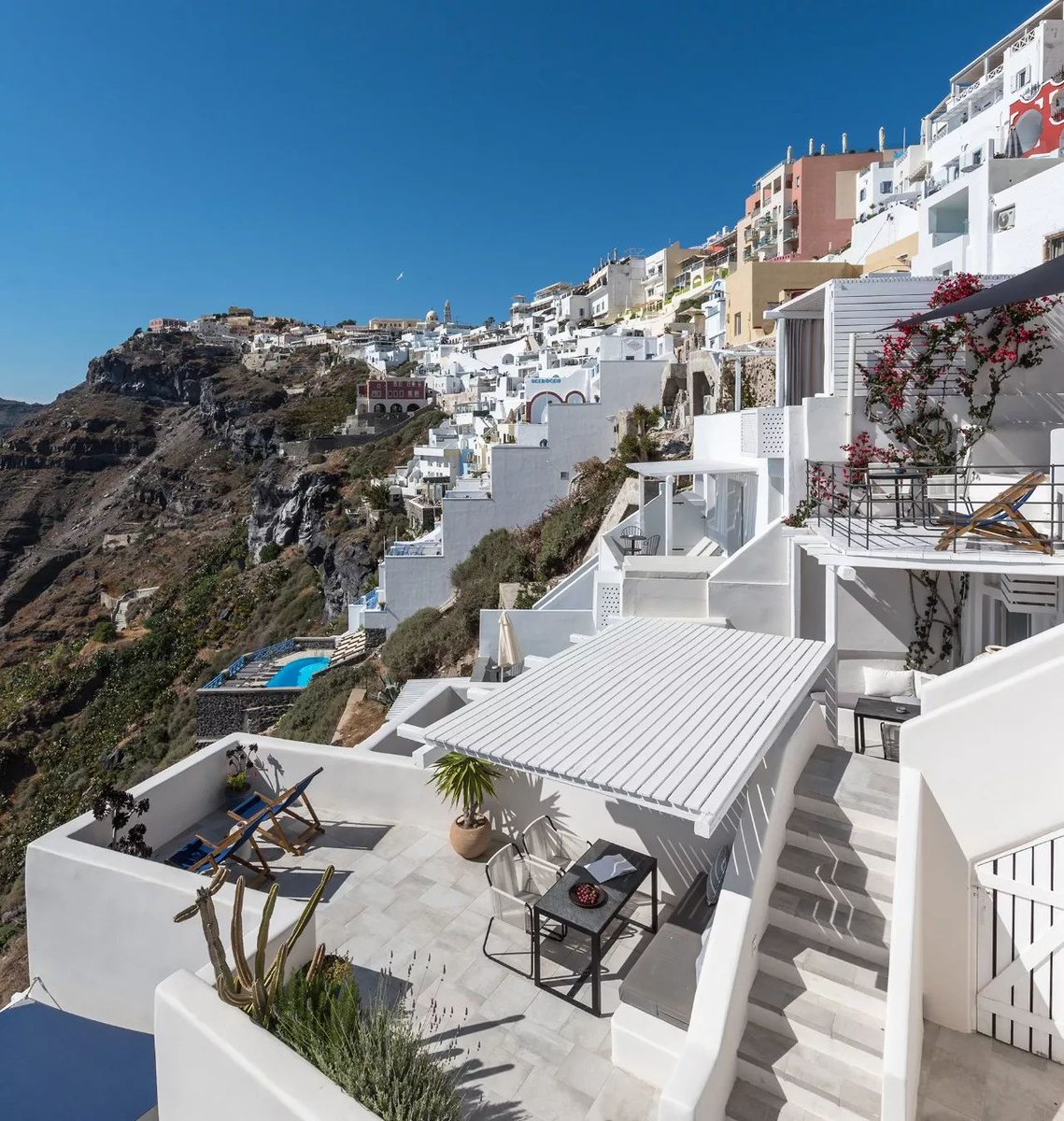 alorj402400's tweet photo. Woke up to golden sun over Santorini’s white domes—this view’s worth every early morning rise! https://t.co/7KsBYwNdkr
