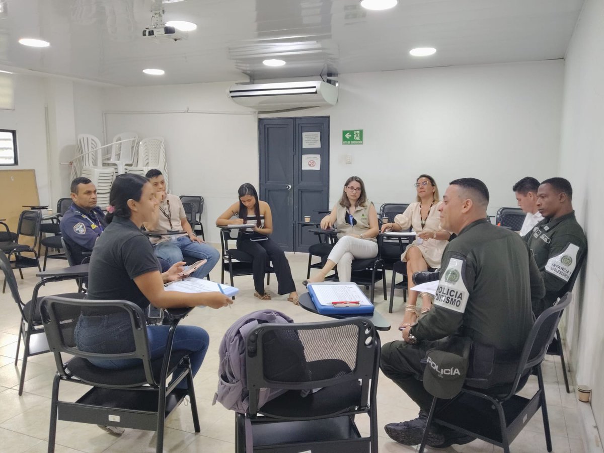 PoliciaCaqueta's tweet photo. Con @proteccionponal articulamos acciones con autoridades e instituciones para fortalecer la prevención, vigilancia y control, promoviendo un #TurismoSeguro y responsable y protegiendo a nuestros niños, niñas y adolescentes. #OjosEnTodasPartes https://t.co/qDumhBFxAP