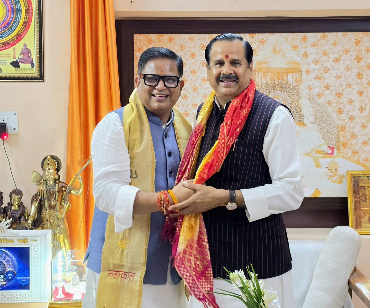 bjpdrmahendra's tweet photo. लखनऊ आवास पर भारतीय जनता पार्टी अवध क्षेत्र के नव नियुक्त क्षेत्रीय महामंत्री श्री @Rajeevmishraup जी से भेंट कर बधाई एवं शुभकामनाएं दी। https://t.co/QyYvsW6qvy