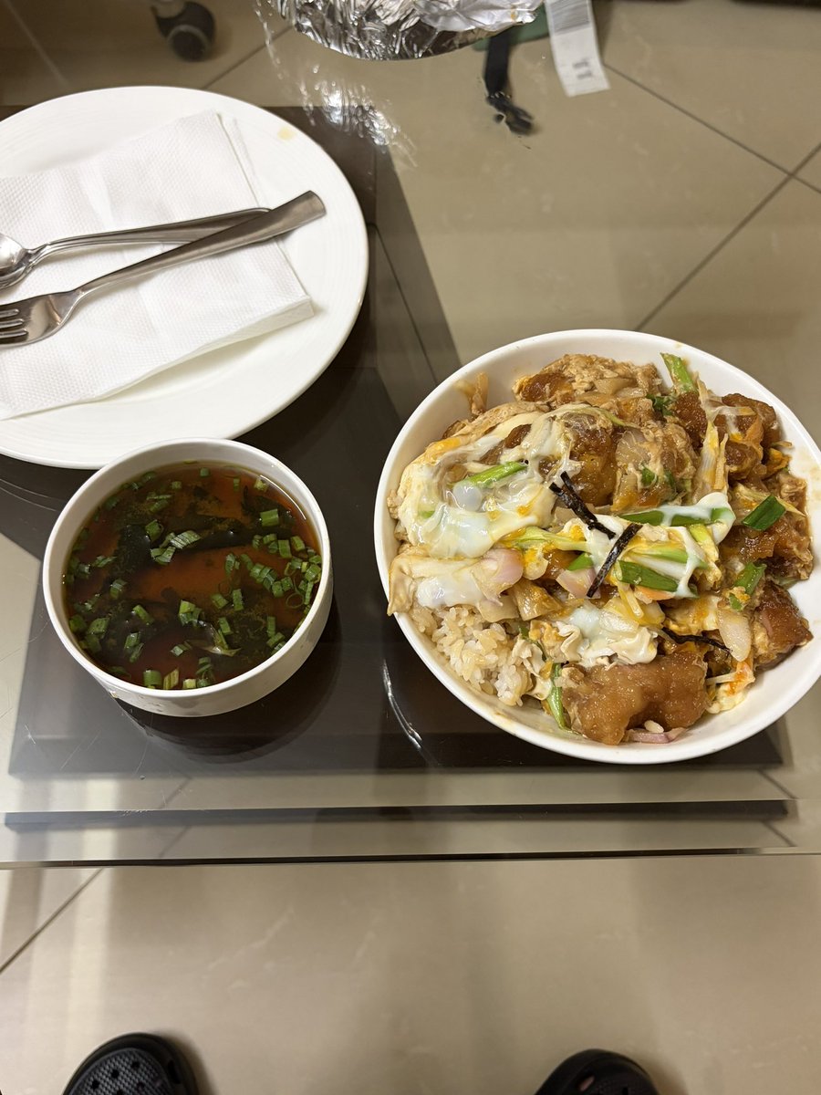 pandaaopanda's tweet photo. 日本に帰りたい…
ホテルに日本食あるけど味は微妙😭
仕事もきついし地獄だよ😇 https://t.co/19LYTKu035
