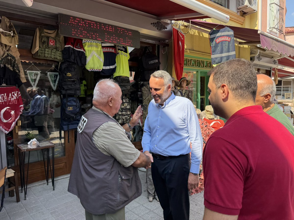 yunustever's tweet photo. Esnaflarımızın talep ve görüşlerini dinleyerek, gönül köprülerimizi güçlendirmeye devam ediyoruz.

Büyükşehir Belediyemiz tarafından Tarihi Uzunçarşı’mızın restorasyon çalışmalarıyla yeni kimliğine kavuştuğu bölgedeki esnaflarımızı ziyaret ederek, hayırlı işler dileğinde bulunduk.

Restorasyon çalışmalarımızla 300 yıllık geçmişe sahip Uzunçarşı’nın tarihi dokusunu koruyor, şehrimizin bu önemli değerini geleceğe taşıyoruz. Bu manada esnaflarımızın memnuniyeti de bizleri ziyadesiyle memnun etti. 

Güleryüzleri ve samimi muhabbetleri için kendilerine teşekkür ediyor; her birine işlerinde kolaylıklar diliyorum.