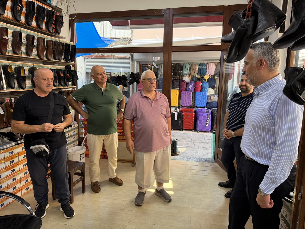 yunustever's tweet photo. Esnaflarımızın talep ve görüşlerini dinleyerek, gönül köprülerimizi güçlendirmeye devam ediyoruz.

Büyükşehir Belediyemiz tarafından Tarihi Uzunçarşı’mızın restorasyon çalışmalarıyla yeni kimliğine kavuştuğu bölgedeki esnaflarımızı ziyaret ederek, hayırlı işler dileğinde bulunduk.

Restorasyon çalışmalarımızla 300 yıllık geçmişe sahip Uzunçarşı’nın tarihi dokusunu koruyor, şehrimizin bu önemli değerini geleceğe taşıyoruz. Bu manada esnaflarımızın memnuniyeti de bizleri ziyadesiyle memnun etti. 

Güleryüzleri ve samimi muhabbetleri için kendilerine teşekkür ediyor; her birine işlerinde kolaylıklar diliyorum.