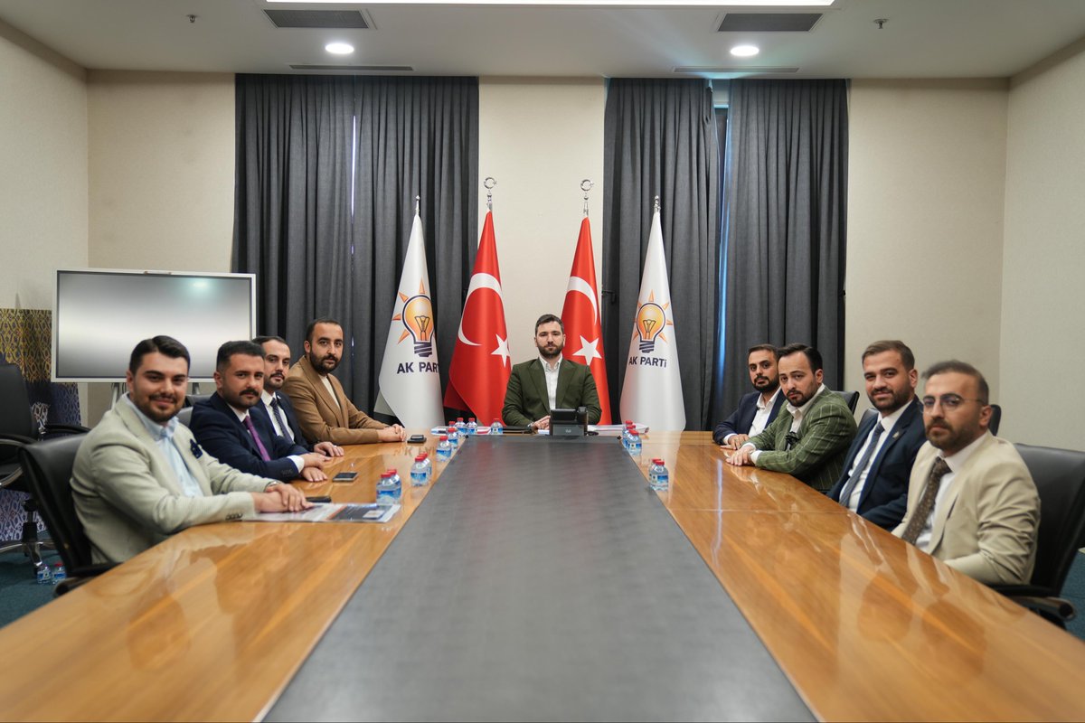 EnessAslan_'s tweet photo. 📍 AK Parti Genel Merkezi

Gençlik Kolları Teşkilat Başkanımız Sayın Osman Nuri Nazlıer’in başkanlığında, Doğu Anadolu 2. Bölge 
İl Gençlik Kolları Başkanları olarak bir araya geldik.

Teşkilat çalışmalarımızı, gençlerimize yönelik projelerimizi ve önümüzdeki süreçte atacağımız adımları istişare ettik.

Aynı dava, aynı heyecan ve aynı hedef doğrultusunda; birlik ve beraberlik içerisinde, gençliğimiz için çalışmaya devam ediyoruz.

Rabbim birlik ve beraberliğimizi daim, aldığımız kararları ve yaptığımız çalışmaları hayırlara vesile kılsın. @osmannazlier @SamedTercan @vahitorakk @gultepeburak @kaganmercannn @yrizgarozdemir @korayadsiz @seyitmsen