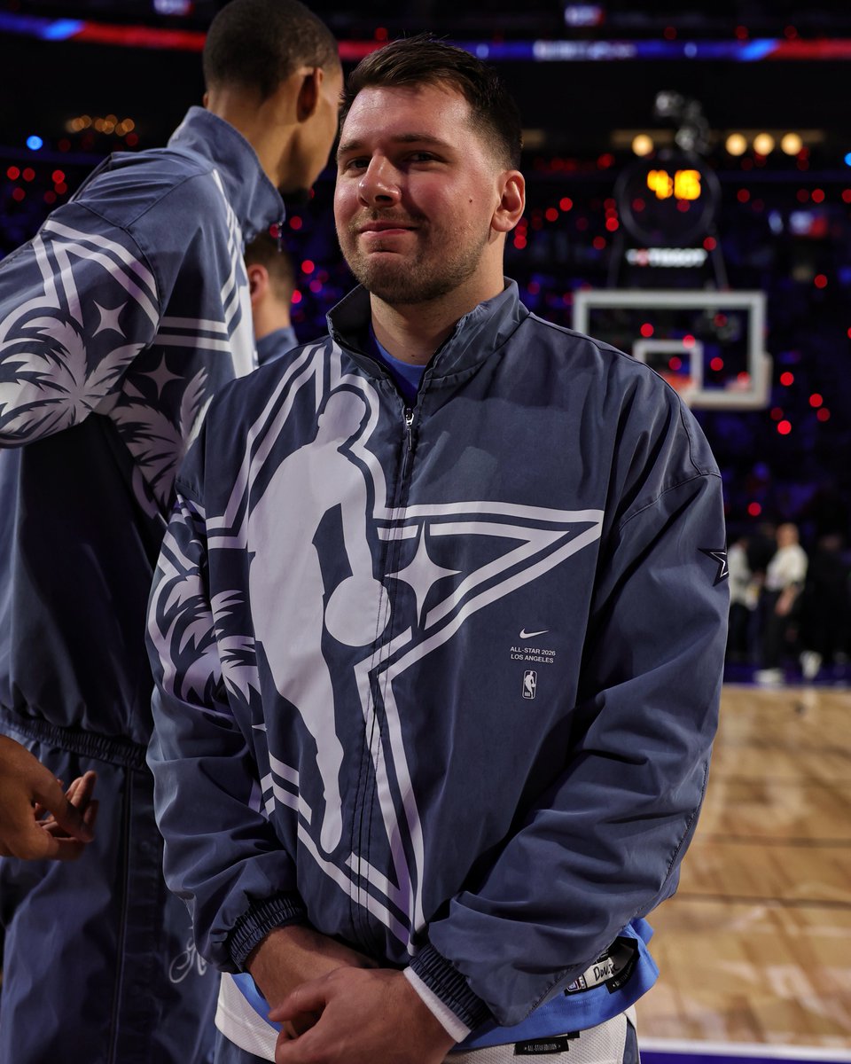 NBABrasil's tweet photo. As jaquetas do #NBAAllStar 2026 foram simplesmente IRADAS! 🧥 #BastidoresNBA https://t.co/lZN50nxHwT