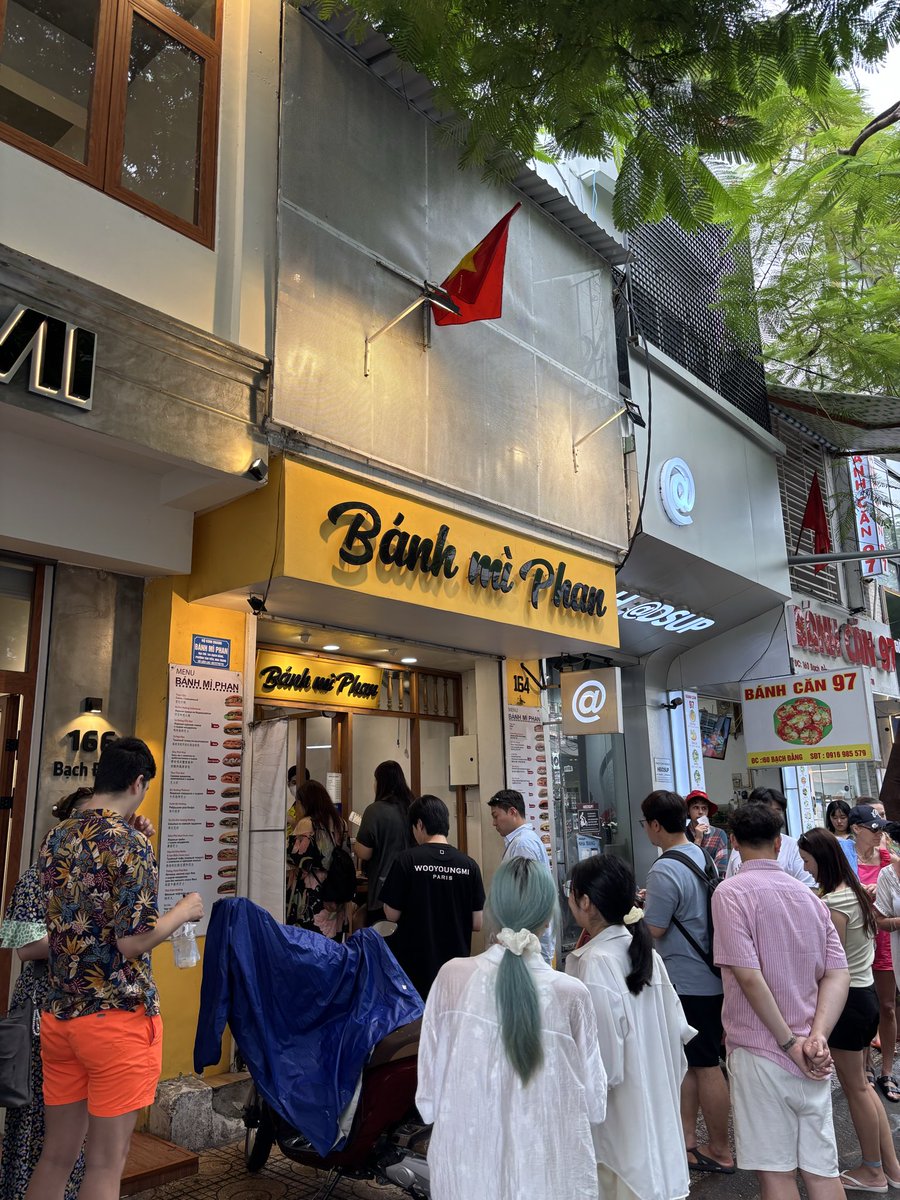 Towazakiii's tweet photo. ニャチャンで人気のバインミーのお店🥖
うみゃーでした。 https://t.co/NWxYH8UngF