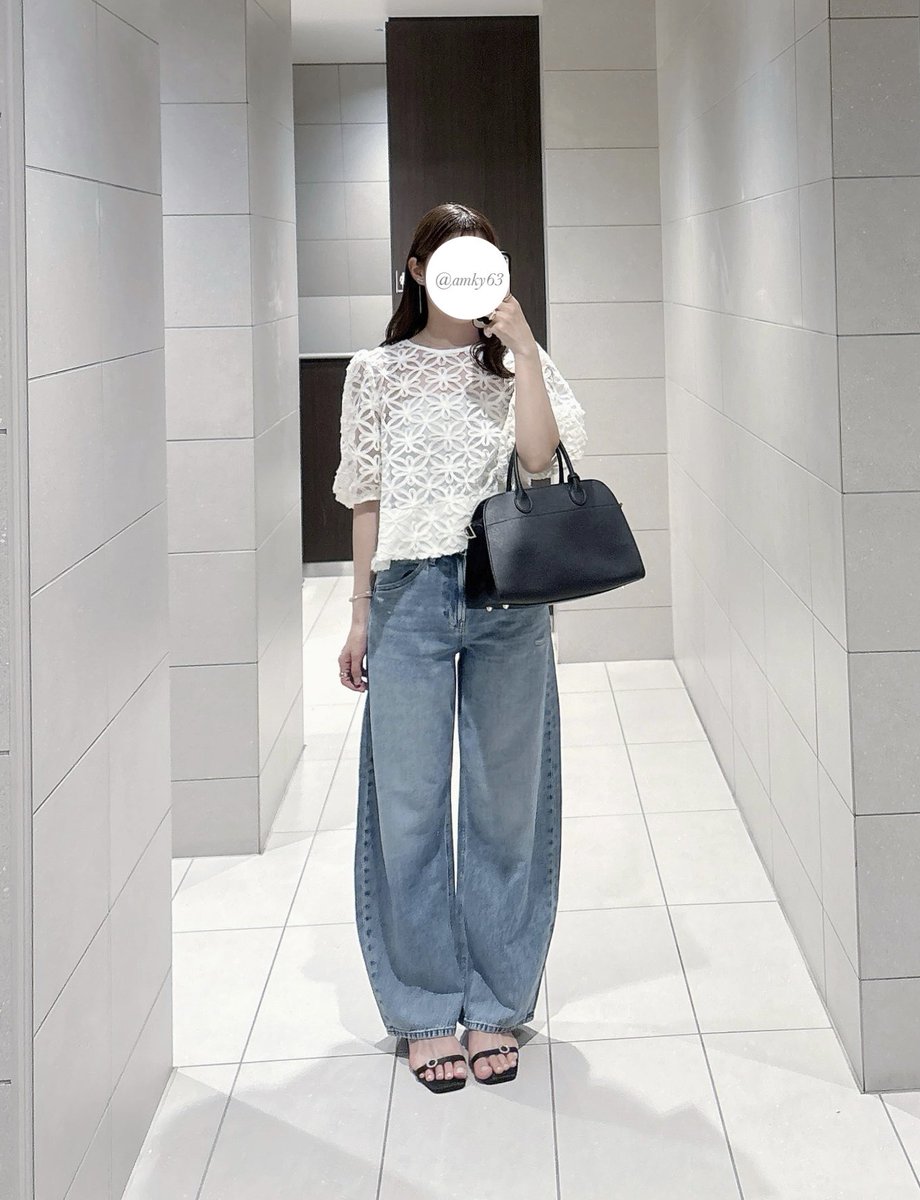 amky63's tweet photo. UNIQLOのバギーバレルバックジーンズ形綺麗すぎるし甘めトップスとの相性抜群❤︎今なら期間限定価格で¥3,990だよ！ https://t.co/fBhOMCLolO
